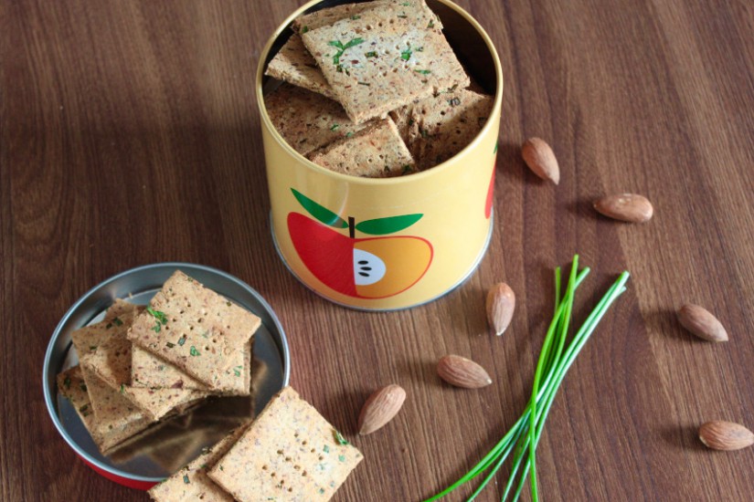 Glutenfreie Mandel-Kräuter-Kräcker | Trail Kitchen