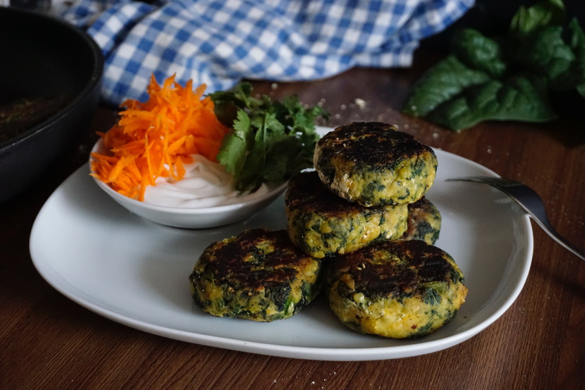 Glutenfreie Mandel-Kräuter-Kräcker | Trail Kitchen